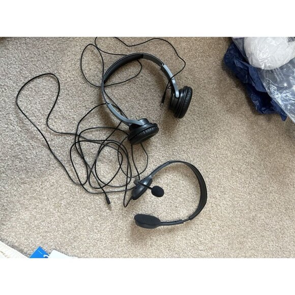 Headsets Lot Of 2 One With Mic - Picture 1 of 5
